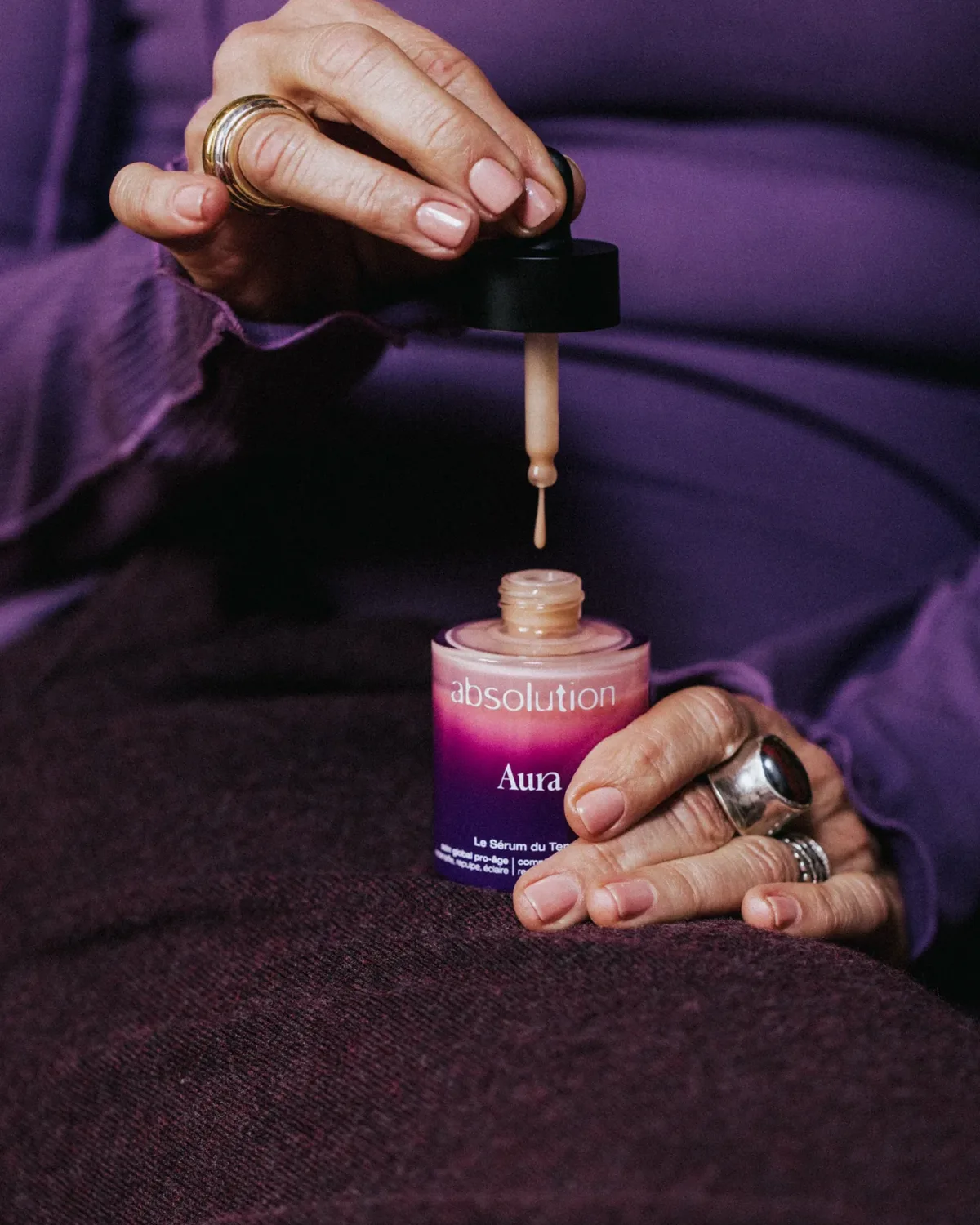 absolution-aura-le-serum-du-temps-lifestyle-1.webp 1