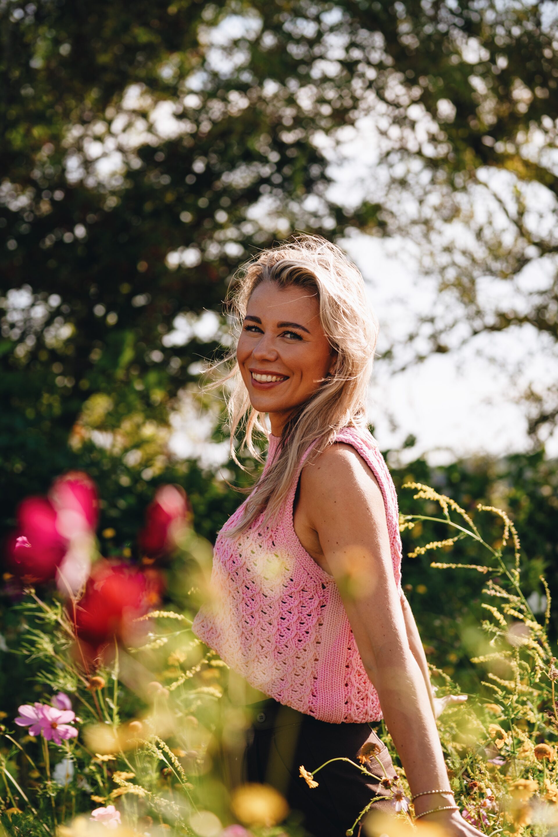 Irene fotoshoot buiten bloemenveld June 