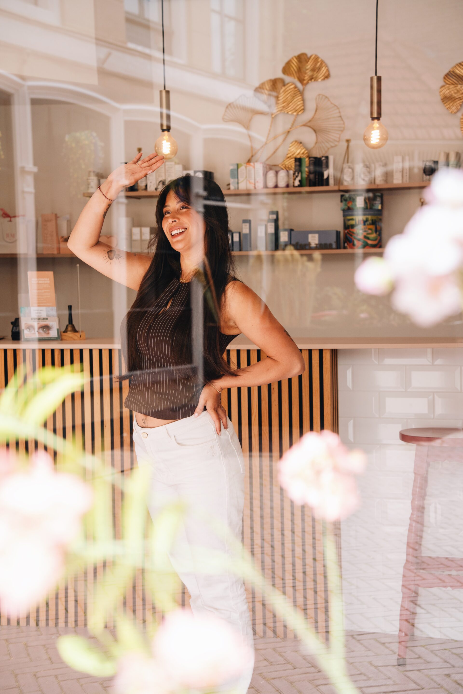 nicole bij het raam tijdens de fotoshoot bij June